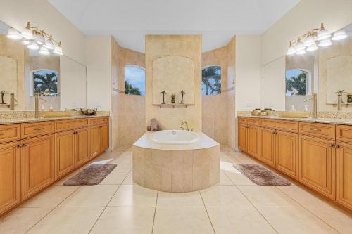 Luxury Waterfront Direct Gulf access - Kayaks Walk to Beach - Villa Coral Mist - Cape Coral - image 7