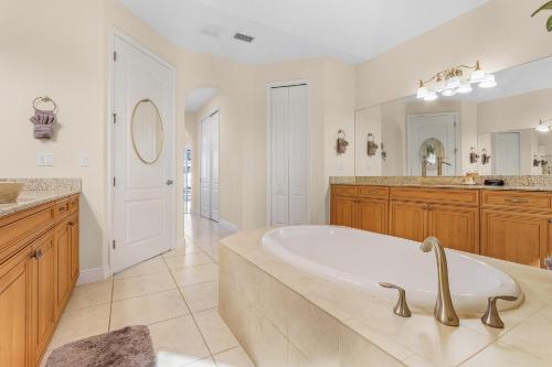 Luxury Waterfront Direct Gulf access - Kayaks Walk to Beach - Villa Coral Mist - Cape Coral - image 9