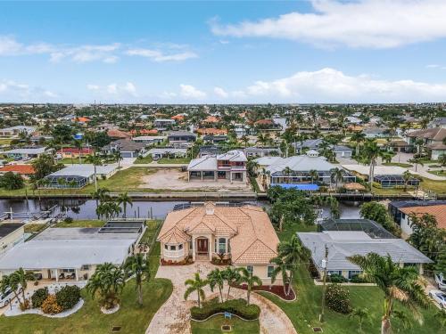 Luxury Waterfront Direct Gulf access - Kayaks Walk to Beach - Villa Coral Mist - Cape Coral - image 2