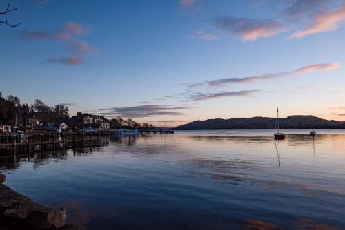 Regent Hotel By The Lake - image 5