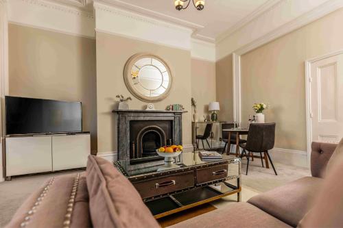 Luxury Apartment - 18 Lansdown Crescent - main image