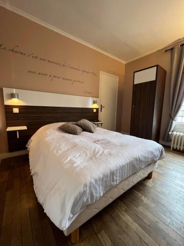 LOGIS Hôtel & Restaurant - Les Bords de Seine (LOGIS Hotel & Restaurant - Les Bords de Seine) in La Roche-Guyon