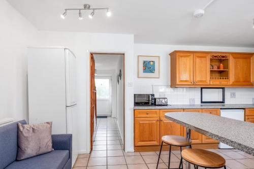Konyha, 4 Bedroom House with Parking & Garden by Cherry Inn Short Let's & Services Accomodation in King's Hedges