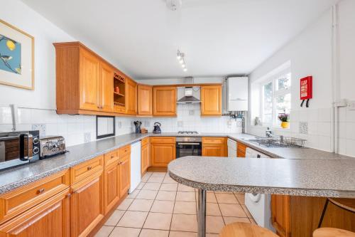 Konyha, 4 Bedroom House with Parking & Garden by Cherry Inn Short Let's & Services Accomodation in King's Hedges