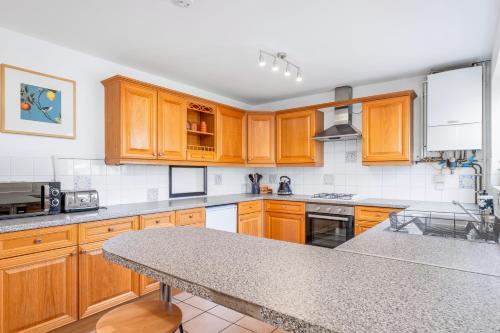 Konyha, 4 Bedroom House with Parking & Garden by Cherry Inn Short Let's & Services Accomodation in King's Hedges