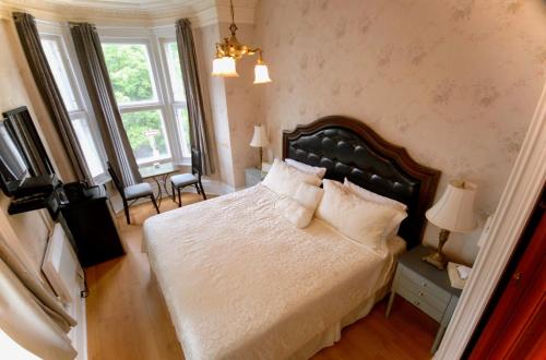Standard King Room image 10