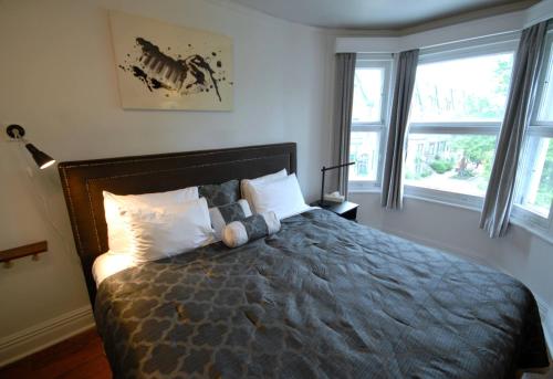 Standard King Room image 9
