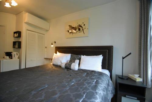 Standard King Room image 8