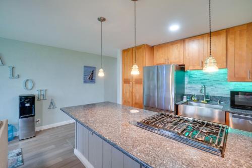 Coastal Kaunakakai Condo with Ocean-View Balcony! in เคานาคาไค