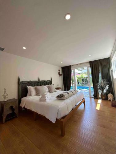 Villa La Verde - Newly Designed 4BR Villa with Pool & Guesthouse by Topanga