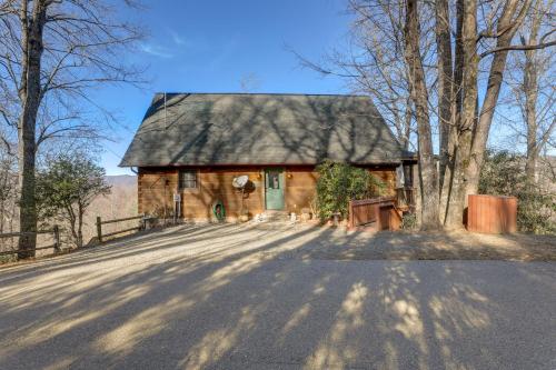 Hot Tub and Game Room Powderhorn Mountain Cabin in โจนส์วิลล์ (NC)