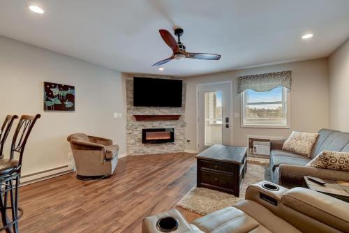 Dells Lakefront Escape - Couples or Families in Wisconsin Dells, USA