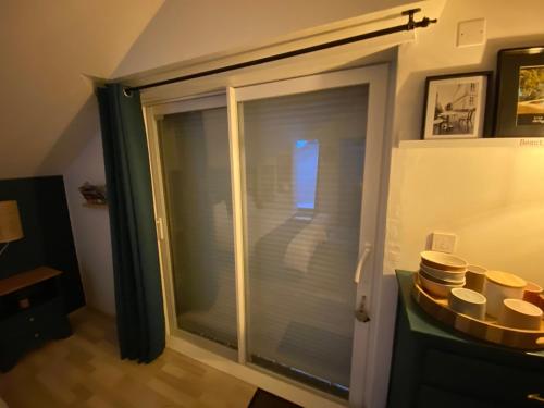 la chambre d hotes de marie indépendante et sa terrasse avec vue panoramique proche alpes mancelles