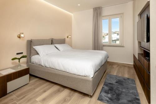 1 queen bed, 1 sofa bed