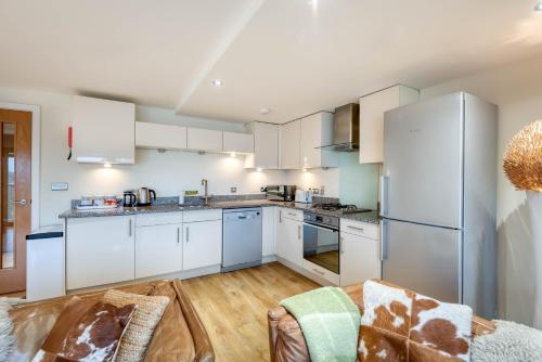 The Beach House & Porth Sands Apartments - image 10