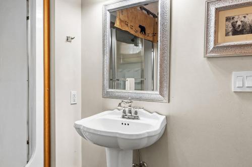 Ole Smoky Retreat - image 10