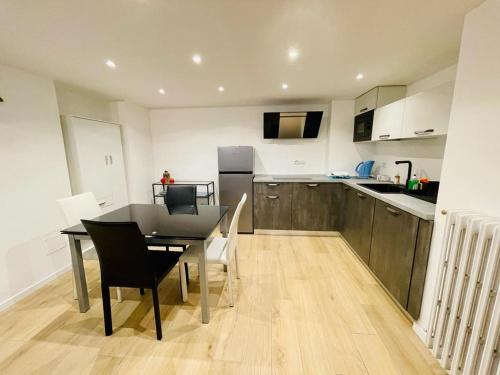 One-Bedroom Apartment image 2