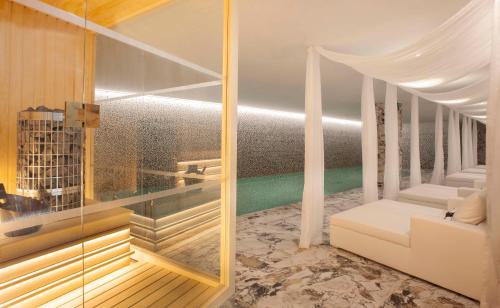 Sauna, Wine & Books Porto Hotel - Small Luxury Hotels Of The World near Do Carmo Kirche