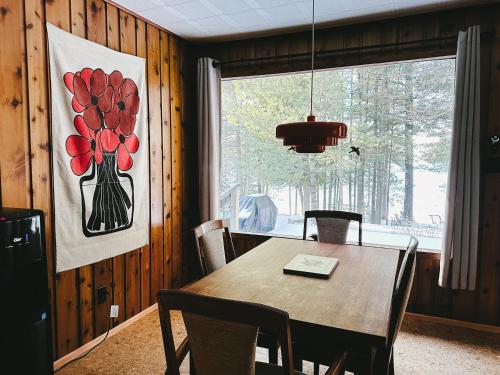 設施, Peaceful lakeside cottage great for a staycation. in 德懷特 (ON)