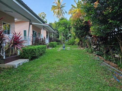 Baan suan khun ta บ้านพักสวนคุณตา in 邦寶灣