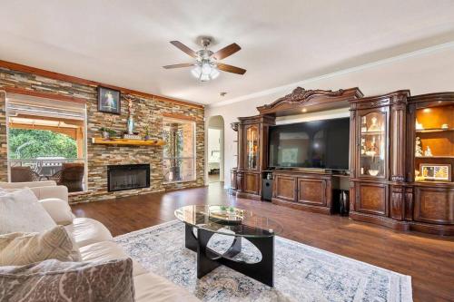 Absolutely gorgeous! 1/2+ acre corner lot w/ trees in San Antonio, USA