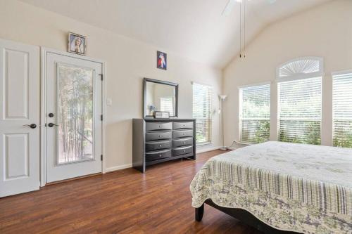 Absolutely gorgeous! 1/2+ acre corner lot w/ trees in San Antonio, USA