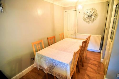 The Brum House with private garden, BBQ, 3 TVs with NETFLIX, Huge Lounge or Quadruple Bedroom plus 2 double bedrooms, Birmingham (photo 5)