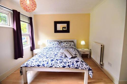 The Brum House with private garden, BBQ, 3 TVs with NETFLIX, Huge Lounge or Quadruple Bedroom plus 2 double bedrooms, Birmingham (photo 7)
