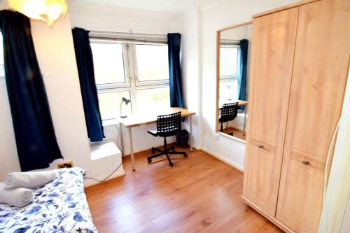 The Brum House with private garden, BBQ, 3 TVs with NETFLIX, Huge Lounge or Quadruple Bedroom plus 2 double bedrooms, Birmingham (photo 10)