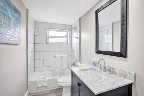 Poinciana Getaway 1BR Apartment Near FLL Airport in Fort Lauderdale, USA