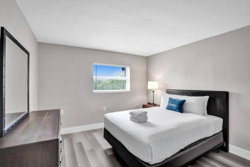 Poinciana Getaway 1BR Apartment Near FLL Airport in Fort Lauderdale, USA