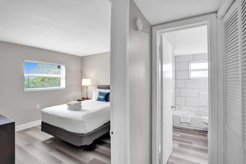Poinciana Getaway 1BR Apartment Near FLL Airport in Fort Lauderdale, USA