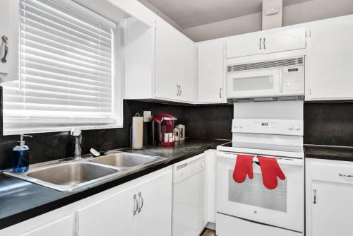 The Oceans Spacious 3BR Apartment in Victoria Park with Pool detail