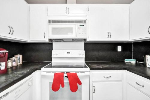 The Oceans Spacious 3BR Apartment in Victoria Park with Pool detail