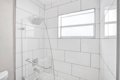Poinciana Getaway 1BR Apartment Near FLL Airport in Fort Lauderdale, USA