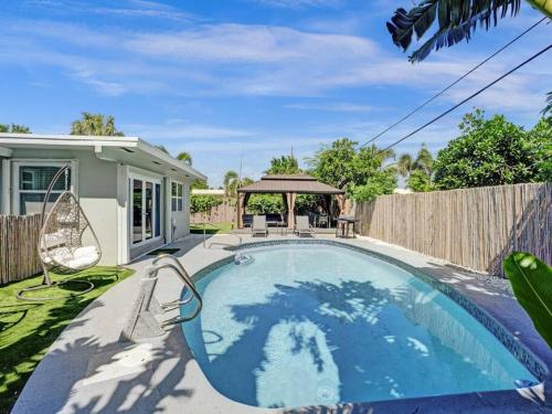 Poolside Paradise Spacious 3BR Haven near Pompano Beach in Pompano Beach, USA
