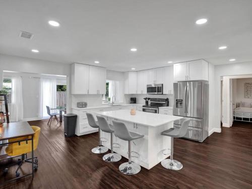 Poolside Paradise Spacious 3BR Haven near Pompano Beach in Pompano Beach, USA