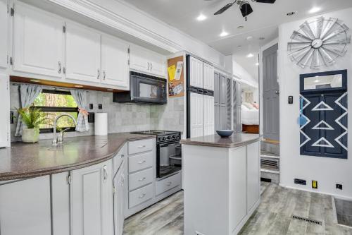 Tow-tally peachy Atlanta themed Tiny House in Tucker, USA