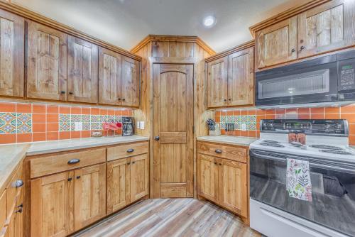 3-Story Condo with Hot Tub Ski and Hike Nearby! - image 4