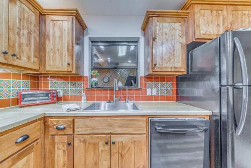 3-Story Condo with Hot Tub Ski and Hike Nearby! - image 8