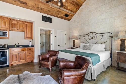 Suite with Hot Tub