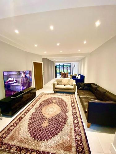 Luxury 5 bedroom home with private car park in London