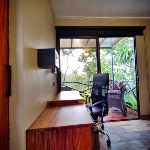 Queen Room with Balcony image 8