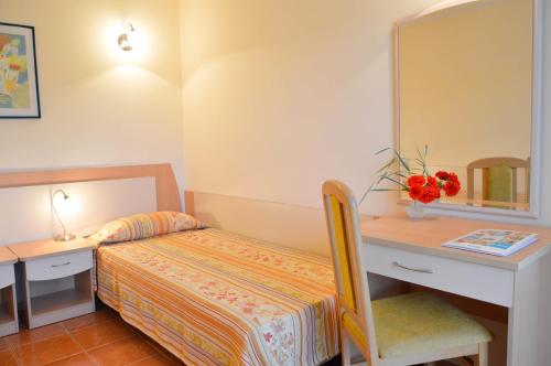 1 queen bed, 2 twin beds, 1 sofa bed