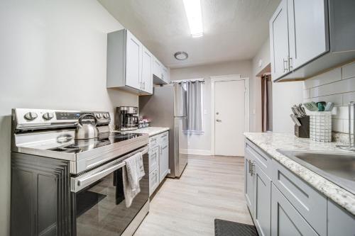 Pet-Friendly Cleveland Townhome, 2 Mi to Downtown! in Cleveland, USA