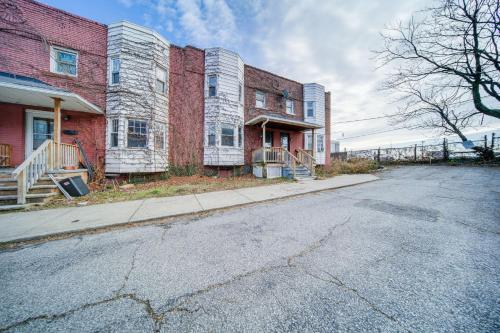 Pet-Friendly Cleveland Townhome, 2 Mi to Downtown! in Cleveland, USA