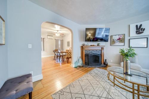Pet-Friendly Cleveland Townhome, 2 Mi to Downtown! in Cleveland, USA