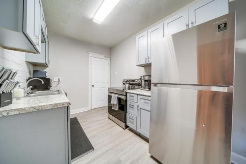 Pet-Friendly Cleveland Townhome, 2 Mi to Downtown! in Cleveland, USA