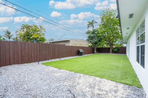 Retreat to Luxury / 4BR/ BBQ / Courtyard/Parking in Miami, USA