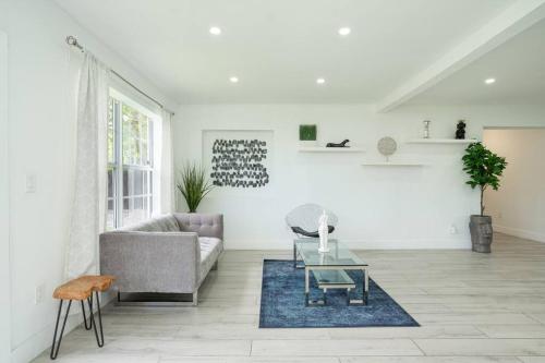 Retreat to Luxury / 4BR/ BBQ / Courtyard/Parking in Miami, USA